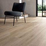 Gresie Imitatie Lemn Eco Chic Naturale 20x120 cm – ambient living, living modern cu scaun negru si usa terasa, pe pardoseala