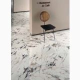 Gresie Abk Breccia Melange Lucios 60x120 cm – ambient comercial, pardoseala gresie marmorata alba cu scaun negru lemn