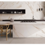 Gresie Abk Calacatta Gold Lucios 60x120 cm – ambient bucatarie, bucatarie moderna cu insula si perete marmorat auriu