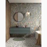 Gresie Abk Roma Imperiale Lucios 120x120 cm – ambient baie, baie eleganta cu marmura pe perete si cada freestanding