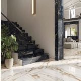 Gresie Abk Calacatta Vena Oro Lucios 60x120 cm – ambient living, hol cu scara marmurata neagra si living deschis, pe pardoseala si perete