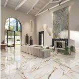 Gresie Abk Calacatta Vena Oro Lucios 60x120 cm – ambient living, living luminos cu pardoseala marmorata alba si semineu