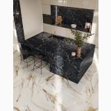 Gresie Abk Calacatta Vena Oro Lucios 120x120 cm – ambient bucatarie, bucatarie moderna cu insula marmura neagra si pardoseala asortata, pe pardoseala si perete
