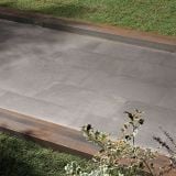 Gresie ABK Docks Grey Mat 30x60 cm – ambient exterior, terasa gri pavata langa gazon si bordura metalica, pe pardoseala