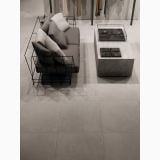 Gresie ABK Docks Silver Mat 60x60cm – ambient living, living modern cu canapea gri si masuta marmura, pe pardoseala