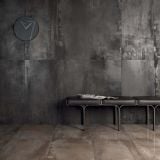 Gresie ABK Interno 9 Dark Mat 120x120 cm – ambient living, perete si pardoseala gri antracit cu banca neagra