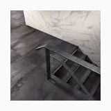 Gresie ABK Interno 9 Dark Mat 60x60 cm – ambient living, pardoseala gresie gri intuneca langa masa metalica