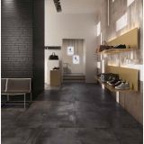 Gresie ABK Interno 9 Dark Mat 160x320 cm – ambient comercial, spatiu comercial cu pardoseala gresie gri antracit inchisa