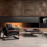 Gresie ABK Interno 9 Dune Mat 30x60 cm – ambient living, living modern cu semineu, fotoliu negru si pardoseala gri