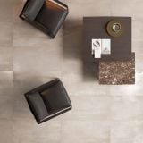 Gresie ABK Interno 9 Dune Mat 30x60 cm – ambient living, vedere de sus, gresie gri, fotolii negre si masuta, pe pardoseala