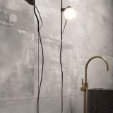 Gresie ABK Interno 9 Pearl Lucios 60x60 cm – ambient baie, perete gresie gri cu lampa aplica si robinet auriu