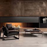 Gresie ABK Interno 9 Rust Mat 120x120 cm – ambient living, living modern cu semineu, fotoliu negru si masuta cafea, pe pardoseala si perete