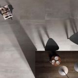 Gresie ABK Interno 9 Silver Mat 60x60 cm – ambient living, vedere de sus, gresie gri, masa neagra, scaune, pe pardoseala