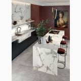 Gresie Abk Invisible Pearl Lucios 60x120 cm – ambient bucatarie, bucatarie moderna cu insula marmorata si scaune bordo, pe pardoseala