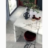 Gresie Abk Invisible Pearl Lucios 120x120 cm – ambient living, insula bucatarie marmorata cu scaun rosu catifea, pe pardoseala