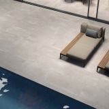 Gresie ABK LAB325 Base Ash Mat 120x280 cm – ambient terasa, terasa langa piscina cu sezlong si pardoseala gresie