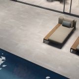 Gresie ABK LAB325 Base Ash Mat 160x320 cm – ambient terasa, terasa piscina cu sezlong si gresie gri mata, pe pardoseala