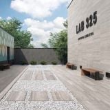 Gresie ABK LAB325 Base Pepper Mat 160x320 cm – ambient exterior, curte exterioara cu pavaj gri si pietris alb decorativ, pe pardoseala