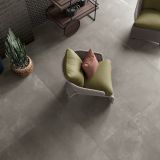 Gresie ABK LAB325 Base Taupe Mat 60x120 cm – ambient living, living cu gresie taupe, fotoliu ratan si perne verzi, pe pardoseala