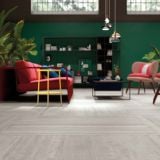 Gresie ABK LAB325 Form Ash Mat 120x280 cm – ambient living, living modern cu canapea rosie si pardoseala gri