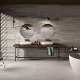 Gresie ABK LAB325 Metal Ash Mat 120x280 cm – ambient baie, baie moderna cu cada freestanding, oglinzi rotunde, pereti gri, pe pardoseala si perete