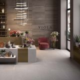 Gresie ABK LAB325 Metal Taupe Mat 120x280 cm – ambient comercial, boutique flori cu pardoseala gri si perete lemn