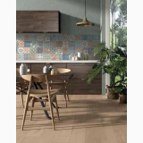 Gresie Abk Labyrinth Mix Multicolor 20x20 cm – ambient bucatarie, bucatarie moderna cu backsplash colorat patchwork si mobilier lemn, pe perete