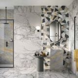 Gresie Abk Lilac Grey Lucios 120x120 cm – ambient baie, baie luxoasa cu marmura gri si accent geometric colorat, pe pardoseala si perete