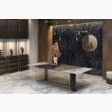 Gresie Abk Lilac Grey Lucios 60x120 cm – ambient comercial, showroom cu masa marmura, perete negru auriu, oglinda, pe pardoseala