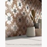 Gresie Play Classic Cotto 20x20 cm – ambient living, perete decorativ cu motive florale, plante decorative si blat marmura