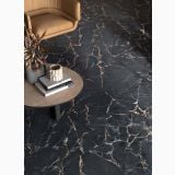 Gresie Abk Port Gold Mat 120x120 cm – ambient living, pardoseala neagra cu vene aurii, fotoliu si masuta