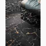 Gresie Abk Port Gold Lucios 60x120 cm – ambient living, pardoseala neagra cu vinisoare aurii sub canapea