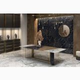 Gresie Abk Port Gold Lucios 60x120 cm – ambient comercial, showroom cu masa marmura neagra si perete auriu