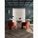 Gresie Abk Crystal Lucios 163,5x323x1,2 cm – ambient living, birou elegant cu panou marmura, scaune rosii si parchet, pe perete