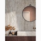 Gresie ABK Sensi Gems Taj Mahal Mat 120x280 cm – ambient baie, baie eleganta cu perete marmura, oglinda rotunda si lavoar