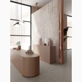 Gresie ABK Sensi Gems Taj Mahal Mat 120x280 cm – ambient hol, hol modern cu perete travertin si pardoseala terrazzo