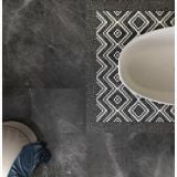 Gresie Abk Pietra Grey Lux Lucios 60x120 cm – ambient baie, vedere de sus, cada ovala pe gresie gri cu mozaic decorativ, pe pardoseala