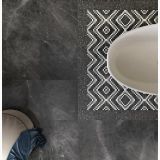 Gresie Abk Pietra Grey Lux Lucios 30x60 cm – ambient baie, pardoseala gri marmorata cu covor mozaic decorativ si cada