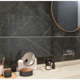 Gresie Abk Pietra Grey Sable Mat 60x120 cm – ambient baie, baie eleganta cu perete gri marmorat si oglinda rotunda