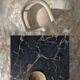 Gresie ABK Sensi Signoria Roma Imperiale Mat 120x280 cm – detaliu, colaj texturi marmura, scaun tapitat si obiect auriu
