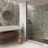 Gresie ABK Sensi Signoria Roma Imperiale Mat 120x280 cm – ambient baie, baie cu dus, marmura verde pe pereti, accente cupru, pe pardoseala si perete