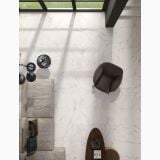 Gresie Abk Statuario White Sable Mat 60x120 cm – ambient living, living cu pardoseala marmorata alba si canapea gri
