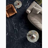 Gresie Abk Marquinia Select Lucios 120x120 cm – ambient living, living cu pardoseala marmura neagra, canapea gri si fotoliu caramiziu