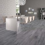 Gresie ABK Soleras Antracite Mat 20x120 cm – ambient living, living cu masa alba, scaune si pardoseala gri lemn
