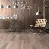 Gresie ABK Soleras Avana Mat 20x120 cm – ambient comercial, showroom cu pardoseala si perete imitatie lemn, scaun impletit
