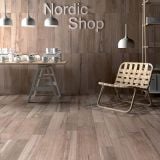 Gresie ABK Soleras Avana Mat 20x170 cm – ambient comercial, showroom cu podea lemn, scaun rattan si lampi suspendate, pe pardoseala