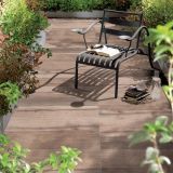 Gresie ABK Soleras Avana Mat 20x120 cm – ambient terasa, terasa exterioara cu scaun negru si carti, pe pardoseala