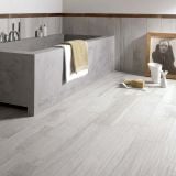 Gresie ABK Soleras Bianco Mat 20x170 cm – ambient baie, baie cu cada gri si pardoseala gresie lemn alb