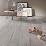Gresie ABK Soleras Grigio Mat 20x120 cm – ambient living, living cu masa lemn si jucarii pe pardoseala gri