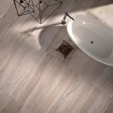 Gresie ABK Soleras Naturale Mat 20x120 cm – ambient baie, vedere de sus cu cada ovala si pardoseala lemn
